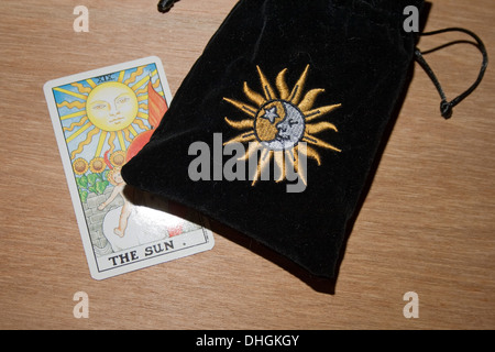 Sac et le soleil Tarot tarot card sur une table. Banque D'Images