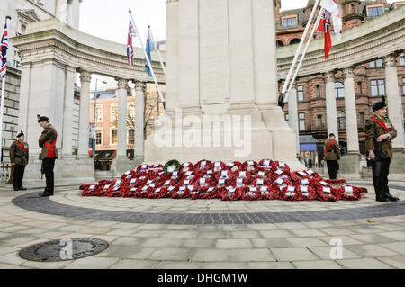 Belfast, Irlande du Nord. 10 Nov 2013 - La garde d'honneur au cénotaphe après toutes les couronnes de pavot ont été portées. Banque D'Images