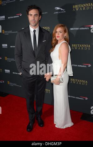 Sacha Baron Cohen et Isla Fisher arriver au prix de la BAFTA Britannia à Los Angeles, Californie, le 9 novembre 2013 Banque D'Images