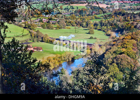 Couleurs d'automne sur une journée ensoleillée à Arley, Worcestershire, comme un train de chemin de fer de la vallée de la Severn traverse le pont Victoria sur la rivière Severn, Souvenir Dimanche, 10 novembre 2013. Banque D'Images