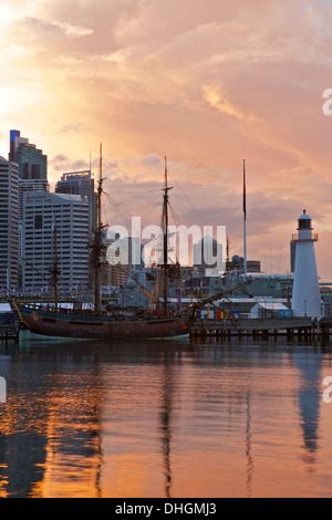 Les nuages de tempête tropicale à l'aube approche Darling Harbour Sydney, Australie. Banque D'Images