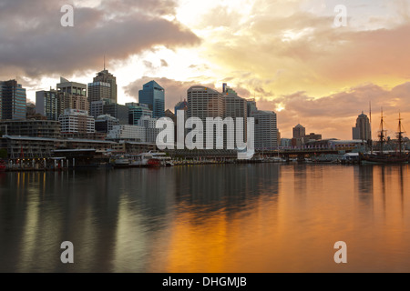 Nuages de tempête de recueillir plus de Darling Harbour à l'aube, Sydney, Australie. Banque D'Images