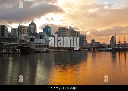 Nuages de tempête de recueillir plus de Darling Harbour à l'aube, Sydney, Australie. Banque D'Images