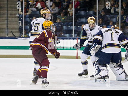 South Bend, Indiana, USA. Nov 8, 2013. Novembre 08, 2013 : l'avant garde du Minnesota Sam (11) au cours de l'action Partie de hockey NCAA entre la Cathédrale Notre Dame Fighting Irish et les Minnesota Golden Gophers à Compton Famille Ice Arena à South Bend, Indiana. Notre Dame a battu Minnesota 4-1. © csm/Alamy Live News Banque D'Images