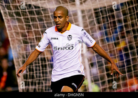 Valence, Espagne. 10 nov., 2013. Le milieu de terrain Sofiane Feghouli de Valence FC marque le but égalisateur de Valence au cours de l'espagnol La Liga match entre Valence et Real Valladolid du stade Mestalla. Credit : Action Plus Sport/Alamy Live News Banque D'Images