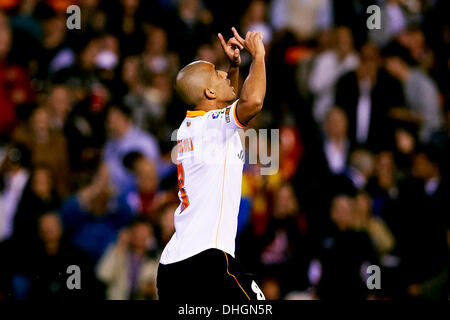 Valence, Espagne. 10 nov., 2013. Le milieu de terrain Sofiane Feghouli de Valence FC marque le but égalisateur de Valence au cours de l'espagnol La Liga match entre Valence et Real Valladolid du stade Mestalla. Credit : Action Plus Sport/Alamy Live News Banque D'Images