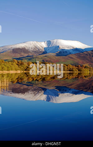 Bassenthwaite Lake, Lake District, Cumbria, Royaume-Uni, 10 novembre 2013. Les poussières de neige précoce le sommet de Las Vegas, tout en dessous de la woodland affiche toujours la couleur en automne, et un calme plat miroir donne comme réflexions sur le lac Bassenthwaite. Credit : Julie friteuse/Alamy Live News Banque D'Images