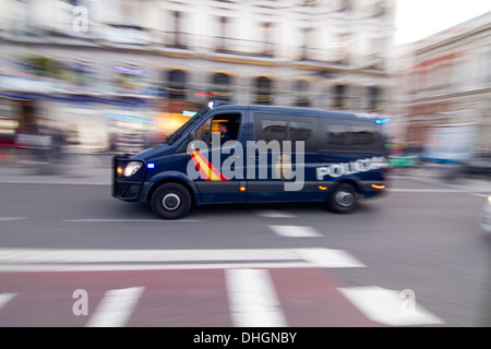 MADRID, ESPAGNE - 23 OCTOBRE : Puerta del Sol, Madrid, voiture de police en circulation dans la poursuite, en Octobre 23, 2013 à Madrid, Espagne Banque D'Images