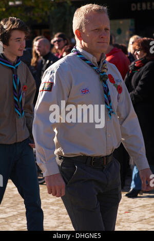 Bournemouth, Royaume-Uni Dimanche 10 novembre 2013. Défilé du dimanche du souvenir - des représentants des services armés, des groupes de forces et des cadets ont défilé dans la ville de Bournemouth, suivi d'un service et d'une couronne au Monument commémoratif de guerre dans Central Gardens. Les Scouts marchent. Crédit : Carolyn Jenkins/Alay Live News Banque D'Images