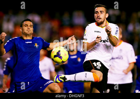 Valence, Espagne. 10 nov., 2013. Avant de Paco Alcacer do Valencia CF (L) tente de frapper la balle au cours de l'espagnol La Liga match entre Valence et Real Valladolid du stade Mestalla. Credit : Action Plus Sport/Alamy Live News Banque D'Images