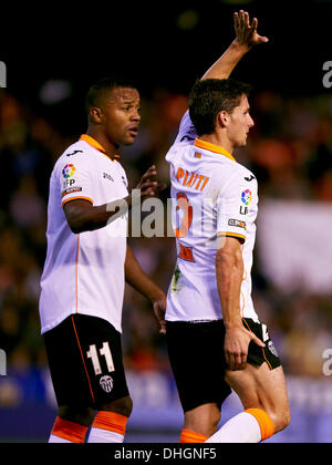 Valence, Espagne. 10 nov., 2013. Pablo Piatti de Valence CF (R) se blesse au cours de l'espagnol La Liga match entre Valence et Real Valladolid du stade Mestalla. Credit : Action Plus Sport/Alamy Live News Banque D'Images