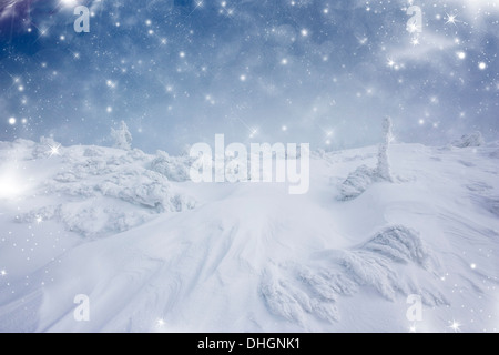 Fond de Noël avec des étoiles et des pas dans la neige Banque D'Images