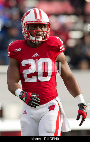 Madison, Wisconsin, USA. Nov 9, 2013. 9 novembre 2013 : Wisconsin Badgers running back James White # 20 avant le début de la NCAA Football match entre les BYU Cougars et le Wisconsin Badgers au Camp Randall Stadium à Madison, WI. Le Wisconsin a défait BYU POIGNÉÉS 27 17/32 po. John Fisher/CSM/Alamy Live News Banque D'Images