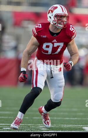 Madison, Wisconsin, USA. Nov 9, 2013. 9 novembre 2013 : Wisconsin Badgers linebacker Brendan Kelly # 97 en action au cours de la NCAA Football match entre les BYU Cougars et le Wisconsin Badgers au Camp Randall Stadium à Madison, WI. Le Wisconsin a défait BYU POIGNÉÉS 27 17/32 po. John Fisher/CSM/Alamy Live News Banque D'Images