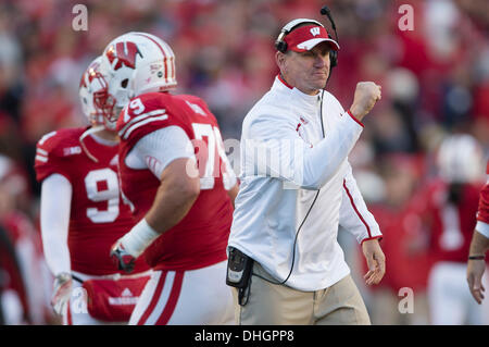 Madison, Wisconsin, USA. Nov 9, 2013. 9 novembre 2013 : l'entraîneur-chef Gary Andersen cheers sur l'infraction après un touché lors de la NCAA Football match entre les BYU Cougars et le Wisconsin Badgers au Camp Randall Stadium à Madison, WI. Le Wisconsin a défait BYU POIGNÉÉS 27 17/32 po. John Fisher/CSM/Alamy Live News Banque D'Images