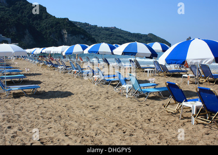 Parasols, chaises de plage et de détente sur la plage de Agios Gordios Beach, The Pink Palace, Corfou, Grèce, l'Europe pendant les vacances d'été Banque D'Images