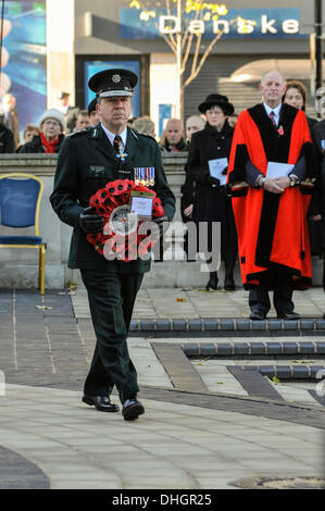 Belfast, Irlande du Nord. 10 Nov 2013 - Matt Baggott dépose une couronne de fleurs au cénotaphe de Belfast City Hall en souvenir de tous ces soldats tués pendant la PREMIÈRE GUERRE MONDIALE, WW2 et d'autres guerres et conflits. Crédit : Stephen Barnes/Alamy Live News Banque D'Images