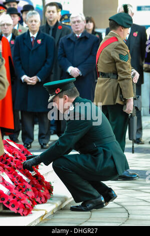 Belfast, Irlande du Nord. 10 Nov 2013 - Chef de police PSNI Matt Baggott dépose une couronne de fleurs au cénotaphe de Belfast City Hall en souvenir de tous ces soldats tués pendant la PREMIÈRE GUERRE MONDIALE, WW2 et d'autres guerres et conflits. Crédit : Stephen Barnes/Alamy Live News Banque D'Images