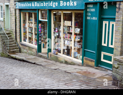 Boutique de livres sur la rue principale à travers le village de Haworth dans le West Yorkshire, England, UK Banque D'Images