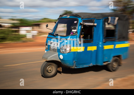 Tuk Tuk taxi bleu des déplacements à grande vitesse le long d'une autoroute dans le sud de l'Afrique Kenya Voi Banque D'Images