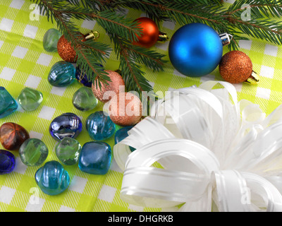 Avec des pierres de décoration de Noël boules de noël et fleurs Banque D'Images