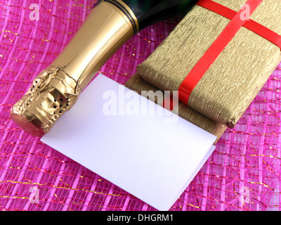 Bouteille de vin ou champagne, papier blanc et golden fort, nouvelle année ou carte de Noël Banque D'Images