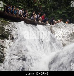 Kuala Lumpur, Malaisie. 10 nov., 2013. Un des groupes de jeunes à chute près de Hulu Selangor, à 25 kilomètres à l'extérieur de Kuala Lumpur, Malaisie, le 10 novembre 2013.Photo : Azhar/NurPhoto UN Rahim © Azhar UN/NurPhoto ZUMAPRESS.com/Alamy Rahim/Live News Banque D'Images