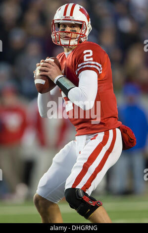 Madison, Wisconsin, USA. Nov 9, 2013. 9 novembre 2013 : Wisconsin Badgers quarterback Joel discontinue # 2 revient à passer en cas de la NCAA Football match entre les BYU Cougars et le Wisconsin Badgers au Camp Randall Stadium à Madison, WI. Le Wisconsin a défait BYU POIGNÉÉS 27 17/32 po. John Fisher/CSM/Alamy Live News Banque D'Images