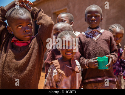 Les enfants de l'école primaire dans l'aire d'une école dans le sud du Kenya Sagalla Banque D'Images