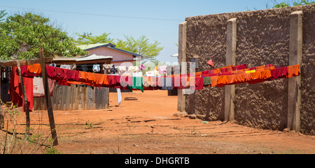 Pour l'uniforme scolaire le séchage sur un lave-ligne dans un primaryschool dans le sud du Kenya Banque D'Images