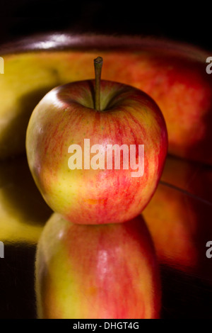 Pomme Rouge avec deux réflexions Banque D'Images