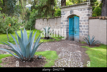 Entrée d'un jardin à l'intérieur de l'établissement Hacienda Cusin, un domaine du xviie siècle restauré dans les Andes, maintenant une auberge Banque D'Images