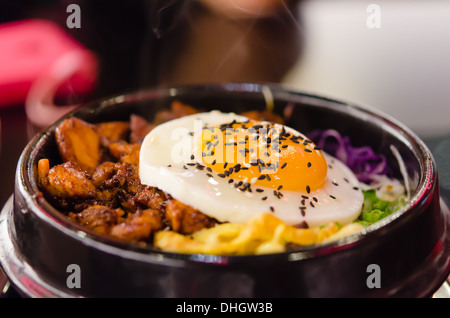 Bibimbap dans un bol en pierre , cuisine de style coréen Banque D'Images