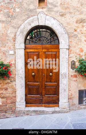 Vieille porte en bois élégant village en italien Banque D'Images