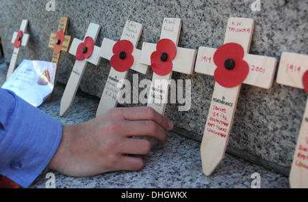 Croix du souvenir de coquelicots D'ÊTRE MIS À JOUR DE L'ARMISTICE DE NOUVEAU MONUMENT COMMÉMORATIF DE GUERRE CONFLIT GUERRE HÉROS MORT GUERRE MONDIALE HOMMES PAVOT UK Banque D'Images