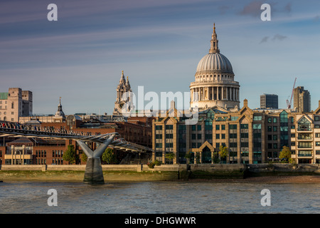 La Cathédrale St Paul et Millennium Bridge à partir de la rive sud/Bankside Banque D'Images