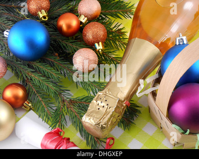 Bouteille de champagne et de boules de Noël, Joyeux Noël et Bonne Année Banque D'Images