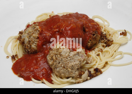 Spaghetti et boulettes végétariennes maison bol blanc sur couverts dans une sauce tomate Banque D'Images