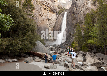 Yosemite Falls inférieur - Yosemite, California USA Banque D'Images