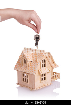 Image conceptuelle avec petite maison et touches.Isolated on white Banque D'Images