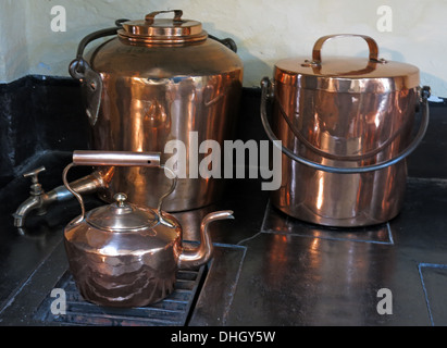 L'usure de cuivre dans les cuisines à Dunham Massey NT Cheshire England UK propriété Banque D'Images