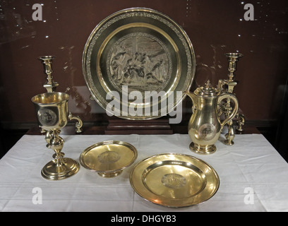 De l'argenterie,plaque Goldware et bacs à Dunham Massey chambre NT propriété, Altrincham, Greater Manchester, Angleterre, RU Banque D'Images