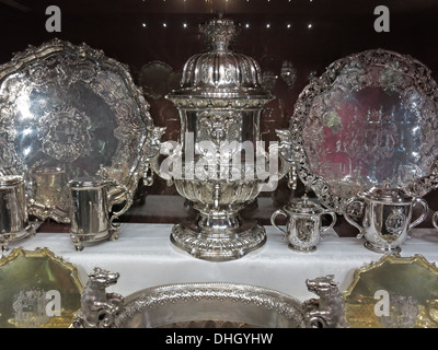 La plaque de l'argenterie et les bacs à Dunham Massey chambre NT propriété, Altrincham, Greater Manchester, Angleterre, RU Banque D'Images