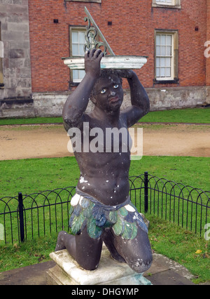 Black African tenant cadran solaire à Dunham Massey Hall , près d'Altrincham Cheshire Angleterre , Royaume-Uni WA14 4SJ, BLM, Black Statue, Do Black Lives Matter Banque D'Images