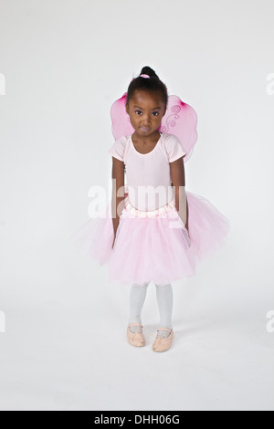 Aw, si timide ! Mais pas besoin, avec ce joli petit tutu rose, adorable costume de ballet, et les ailes d'ange ! Banque D'Images