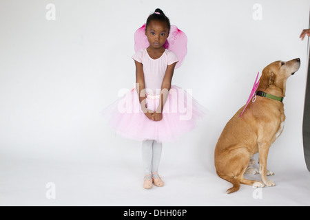 Cette fille a peut-être laisser sur son esprit, mais son compagnon canin il y a tout sur les biscuits. Banque D'Images