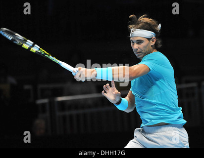 Rafael Nadal l'Espagne sur son chemin vers la victoire contre le suisse Roger Federer, lors de la demi-finale de l'ATP masculin. Banque D'Images