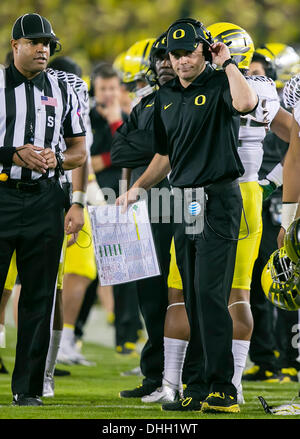 7 novembre 2013 : Oregon Ducks Head coach Mark Helfrich au cours de la NCAA Football match entre le Stanford Cardinal et l'Oregon Ducks au stade de Stanford à Palo Alto, CA. L'Oregon Stanford défait 26-20. Damon Tarver/Cal Sport Media Banque D'Images
