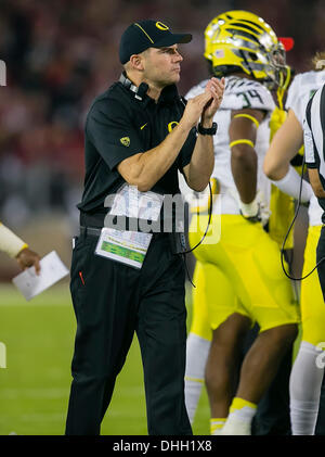 7 novembre 2013 : Oregon Ducks Head coach Mark Helfrich au cours de la NCAA Football match entre le Stanford Cardinal et l'Oregon Ducks au stade de Stanford à Palo Alto, CA. L'Oregon Stanford défait 26-20. Damon Tarver/Cal Sport Media Banque D'Images