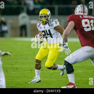 7 novembre 2013 : Oregon Ducks d'utiliser de nouveau Thomas Tyner (24) lance la balle au cours de la NCAA Football match entre le Stanford Cardinal et l'Oregon Ducks au stade de Stanford à Palo Alto, CA. L'Oregon Stanford défait 26-20. Damon Tarver/Cal Sport Media Banque D'Images